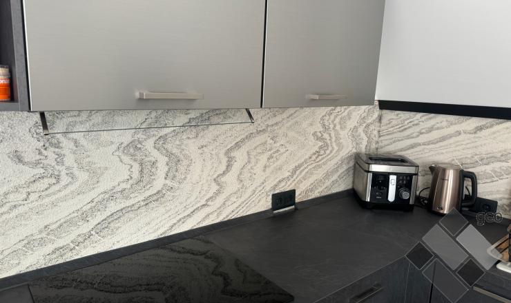Artic White geo ultravékony kő 1-2 mm vastag: 122x61 cm