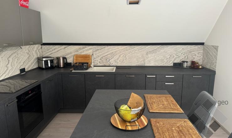 Artic White geo ultravékony kő 1-2 mm vastag: 122x61 cm