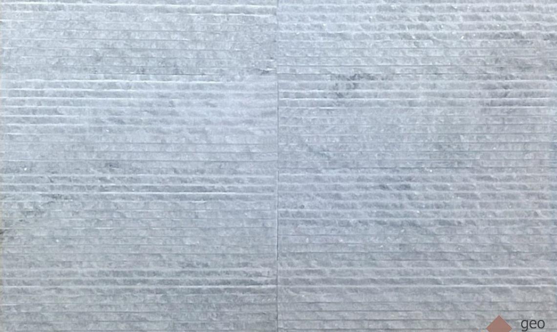 geo Rovátkolt fehér márvány. Lapméret: 30x10x1,2 cm